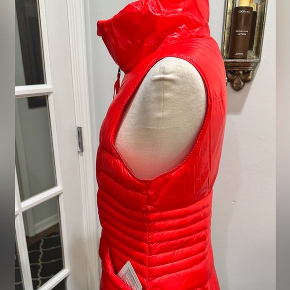 Lululemon Fluffin Awesome Vest in ‘Alarming’ - Picture 4 of 16